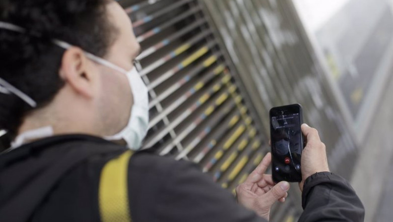 ep un hombre protegido con mascarilla realiza una videollamada por su telefono movil en madrid en ep un hombre protegido con mascarilla realiza una videollamada por su telefono movil en madrid en
