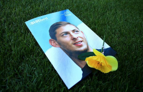 ep una flor se posa sobre el retrato de emiliano sala para el homenaje al argentino en el cardiff