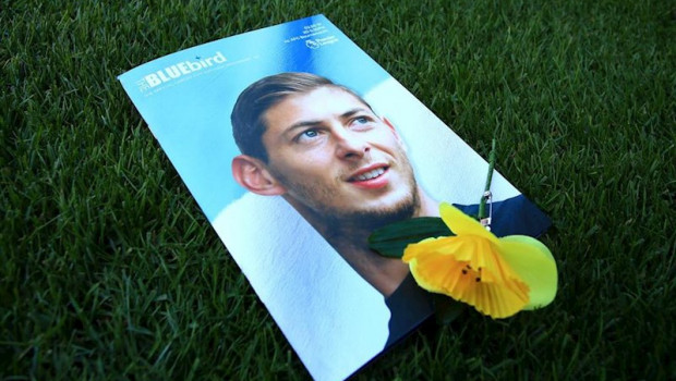 ep una flor se posa sobre el retrato de emiliano sala para el homenaje al argentino en el cardiff
