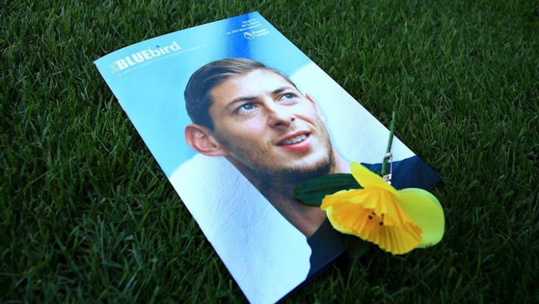 ep una flor se posa sobre el retrato de emiliano sala para el homenaje al argentino en el cardiff ep una flor se posa sobre el retrato de emiliano sala para el homenaje al argentino en el cardiff
