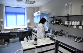 ep una investigadora realiza un experimento en el laboratorio regional de salud publica de la