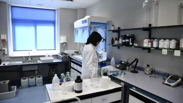 ep una investigadora realiza un experimento en el laboratorio regional de salud publica de la