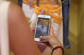 ep una mujer toma una foto de la etiqueta de una prenda de ropa en la tienda de shein en la calle ep una mujer toma una foto de la etiqueta de una prenda de ropa en la tienda de shein en la calle