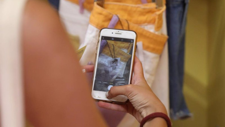 Una mujer toma una foto de la etiqueta de una prenda de ropa, en la tienda de Shein, en la calle Portal de l’Àngel de Barcelona, a 30 de junio de 2022, en Barcelona, Cataluña (España). | Kike Rincón - Europa Press ep una mujer toma una foto de la etiqueta de una prenda de ropa en la tienda de shein en la calle