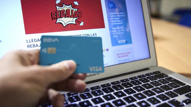 ep una persona compra con su tarjeta de credito durante la semana en que han dado comienzo las