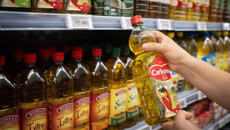 ep una persona sostiene una botella de aceite en barcelona cataluna espana ep una persona sostiene una botella de aceite en barcelona cataluna espana
