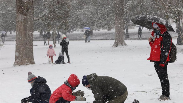 ep varias personas juegan con la nieve en el segundo dia de nieve en la capital tras el paso de la