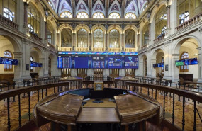 ep varios paneles del ibex 35 en el palacio de la bolsa en madrid espana