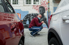 ep vecinos realizan una cola para recoger bolsas de comida de la asociacion de vecinos parque aluche