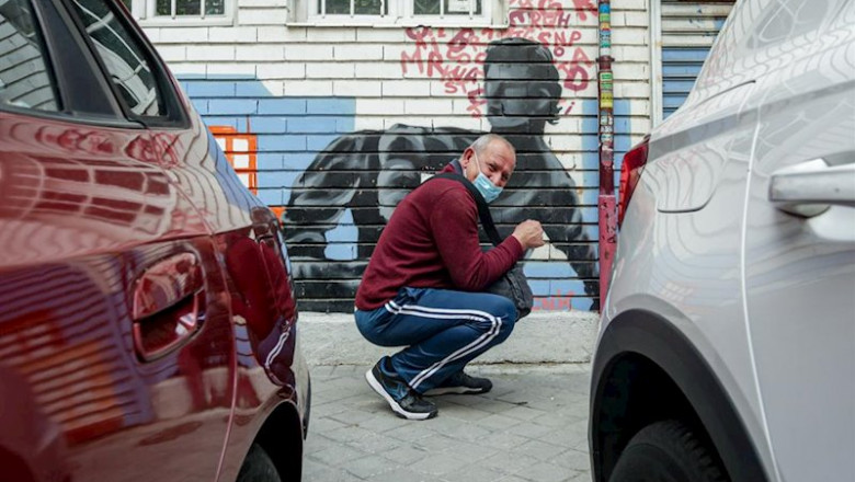 ep vecinos realizan una cola para recoger bolsas de comida de la asociacion de vecinos parque aluche ep vecinos realizan una cola para recoger bolsas de comida de la asociacion de vecinos parque aluche