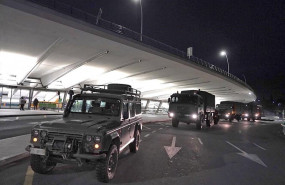 ep vehiculos del ejercito entran en la zona restringida de pasajeros del aeropuerto de loui
