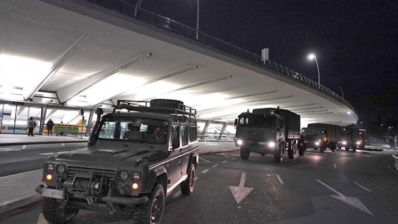 ep vehiculos del ejercito entran en la zona restringida de pasajeros del aeropuerto de loui