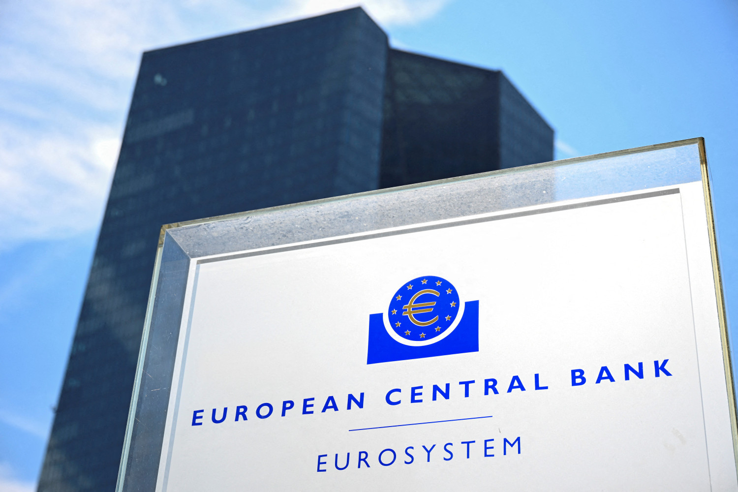 une vue du siege de la banque centrale europeenne bce a francfort allemagne 20241010183214 