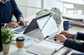 1591110379 vista lateral personas negocios recortadas irreconocibles que trabajan escritorio comun1098 20474 1591110379 vista lateral personas negocios recortadas irreconocibles que trabajan escritorio comun1098 20474