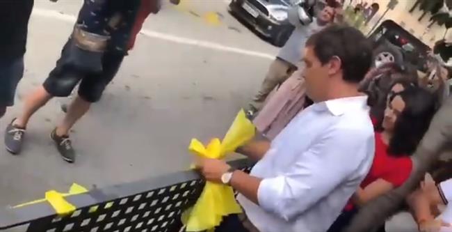 Albert Rivera e Inés Arrimadas (Cs) quitan lazos amarillos en Alella (Barcelona) | @CIUDADANOSCS ep albert rivera e ines arrimadas cs quitan lazos amarillosalella barcelona