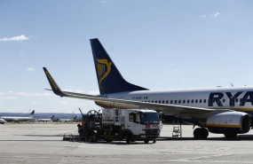 ep archivo   aeropuerto de barajas avion mantenimiento pista de despegue y aterrizaje camiones en
