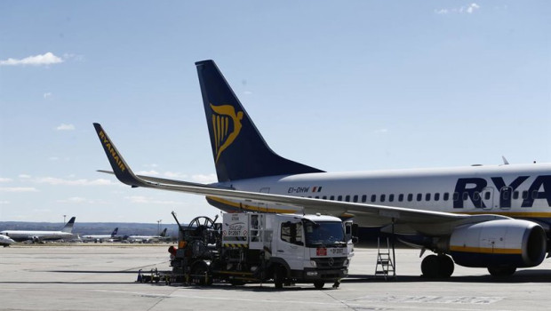 ep archivo   aeropuerto de barajas avion mantenimiento pista de despegue y aterrizaje camiones en