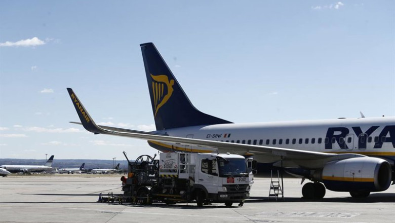 ep archivo   aeropuerto de barajas avion mantenimiento pista de despegue y aterrizaje camiones en