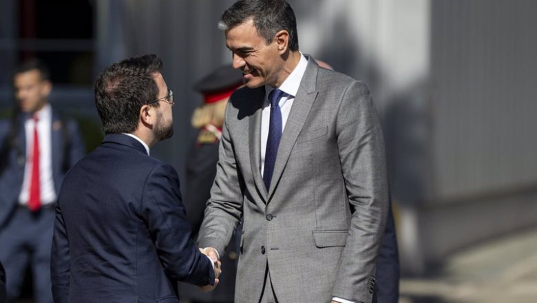 Archivo - El entonces president de la Generalitat, Pere Aragonès , y el presidente del Gobierno, Pedro Sánchez , se saludan durante el acto de la firma del acuerdo entre Ebro y Chery, el pasado mes de abril | Lorena Sopêna - Europa Press - Archivo ep archivo el entonces president de la generalitat pere aragons y el presidente del gobierno pedro