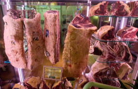 ep archivo   escaparate de una carniceria en un mercado de madrid