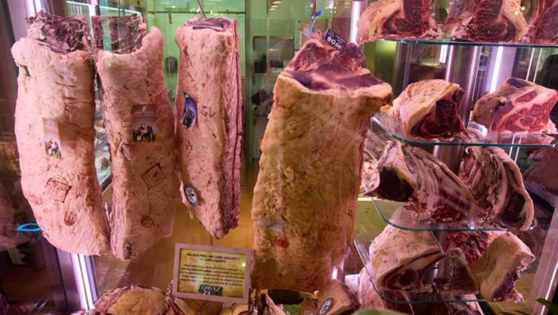 ep archivo   escaparate de una carniceria en un mercado de madrid