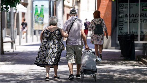 ep archivo   foto de archivo de una pareja de ancianos que camina por la calle con un carro de