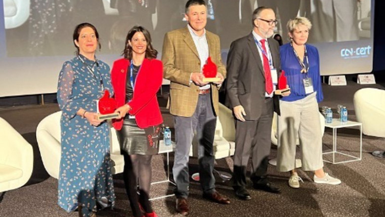 Archivo - Kamil Svec, responsable global de People en Telefonica Cybersecurity & Cloud Tech, en el centro recogiendo el premio | TELEFÓNICA - Archivo ep archivo kamil svec responsable global de people en telefonica cybersecurity cloud tech en el