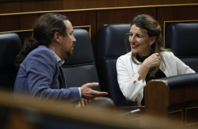 ep archivo - la ministra de trabajo yolanda diaz habla con el vicepresidente de derechos sociales y