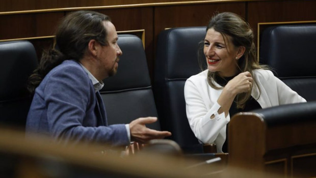ep archivo - la ministra de trabajo yolanda diaz habla con el vicepresidente de derechos sociales y