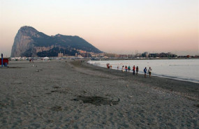 ep archivo   playa espanola desde la que se ve el penon de gibraltar