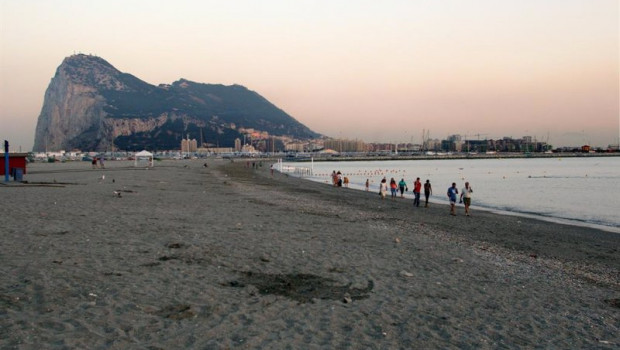 ep archivo   playa espanola desde la que se ve el penon de gibraltar
