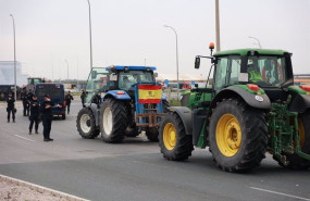 ep archivo   tractores cortan la carretera se 3205 de acceso al poligono la isla de dos hermanas