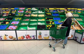 ep archivo   un mujer coloca fruta en una bolsa mientras observar los productos que quedan en las