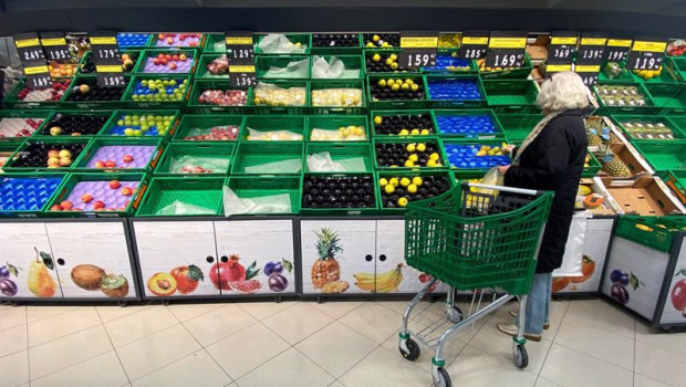 ep archivo   un mujer coloca fruta en una bolsa mientras observar los productos que quedan en las