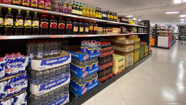 ep archivo   un pasillo de un supermercado de madrid con botellas de vino gaseosa y aceite