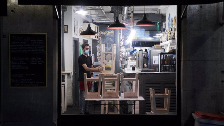 Archivo - Un trabajador recoge el interior de una cafetería de Madrid, a 31 de mayo de 2021, en Madrid (España). | Europa Press - Archivo ep archivo un trabajador recoge el interior de una cafeteria de madrid a 31 de mayo de 2021 en