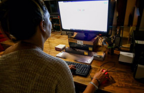 ep archivo - una mujer lee la pantalla de su ordenador mientras trabaja en el despacho de su oficina