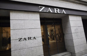 ep archivo   una persona pasa al lado del primer local de zara que abrio en la capital junto a la