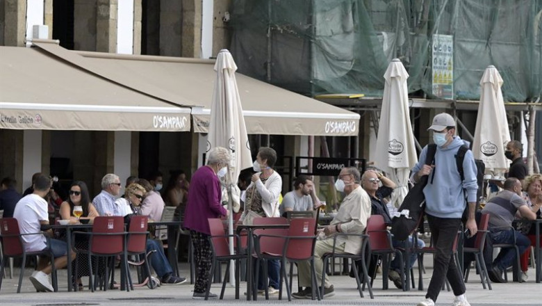Archivo - Varias personas en la terraza de un bar | M. Dylan - Europa Press - Archivo ep archivo varias personas en la terraza de un bar 20220419183403