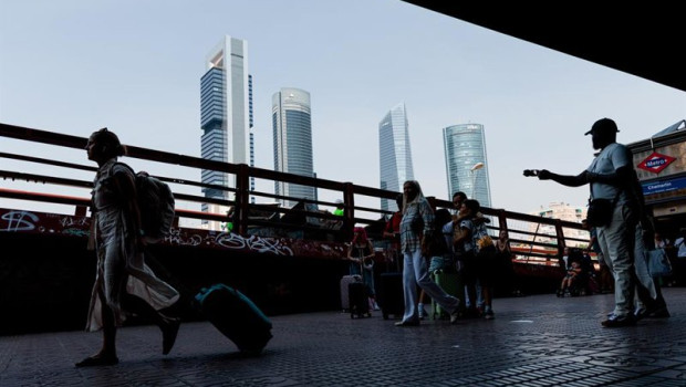 ep archivo   varias personas esperan con maletas en la estacion chamartin clara campoamor con las