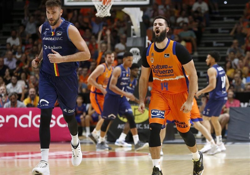 ep bojan dubljevic celebra una canasta con el valencia basket