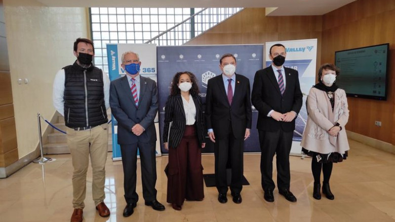 Clausura del acto del 'Día de la Tierra', con Luis Planas y Julissa Reynoso junto a representantes de la UCO, la empresa Valmont Industries y la Subdelegación del Gobierno. | EUROPA PRESS ep clausura del acto del dia de la tierra con luis planas y julissa reynoso junto a representantes