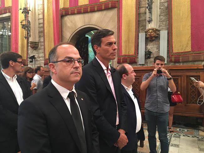 El conseller J. Turull y Pedro Sánchez (PSOE) en el acto de condena del atentado | EUROPA PRESS ep conseller j turullpedro sanchez psoe enactocondenaatentado