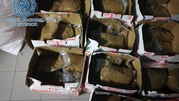 ep detienen a un joven en dos hermanas sevilla que simulaba una mudanza para trasladar tabaco de