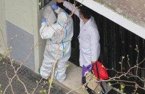 ep dos sanitarios en un portal visitan a un enfermo de coronavirus