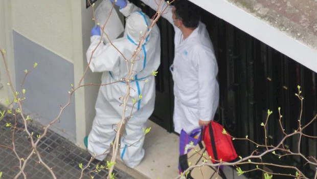ep dos sanitarios en un portal visitan a un enfermo de coronavirus
