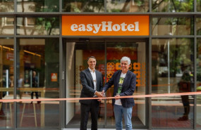 ep el ceo de easyhotel karim malak y el comisionado para la gestion del turismo sostenible del