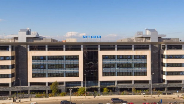 ep el letrero con ntt data la nueva marca de everis ya esta colocado en su edificio de oficinas en