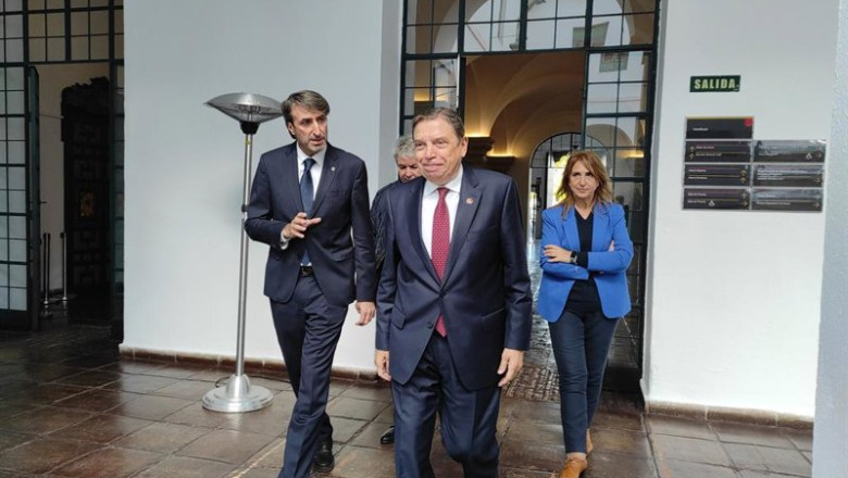 El ministro de Agricultura, Pesca y Alimentación, Luis Planas, antes de atender a los medios. | EUROPA PRESS ep el ministro de agricultura pesca y alimentacion luis planas antes de atender a los medios