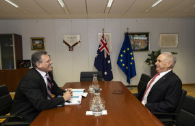 ep el ministro de comercio y turismo de australia don farrell d conversa con el comisario de